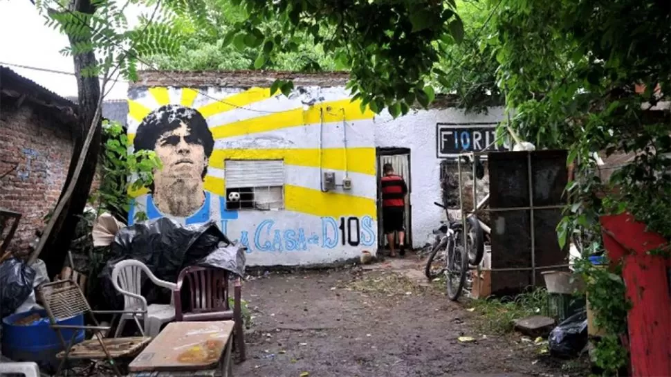 DONDE TODO COMENZÓ. Así se encuentra la casa donde nació y vivió su infancia Maradona. Tras su muerte, vecinos del barrio pintaron un mural en la entrada. 