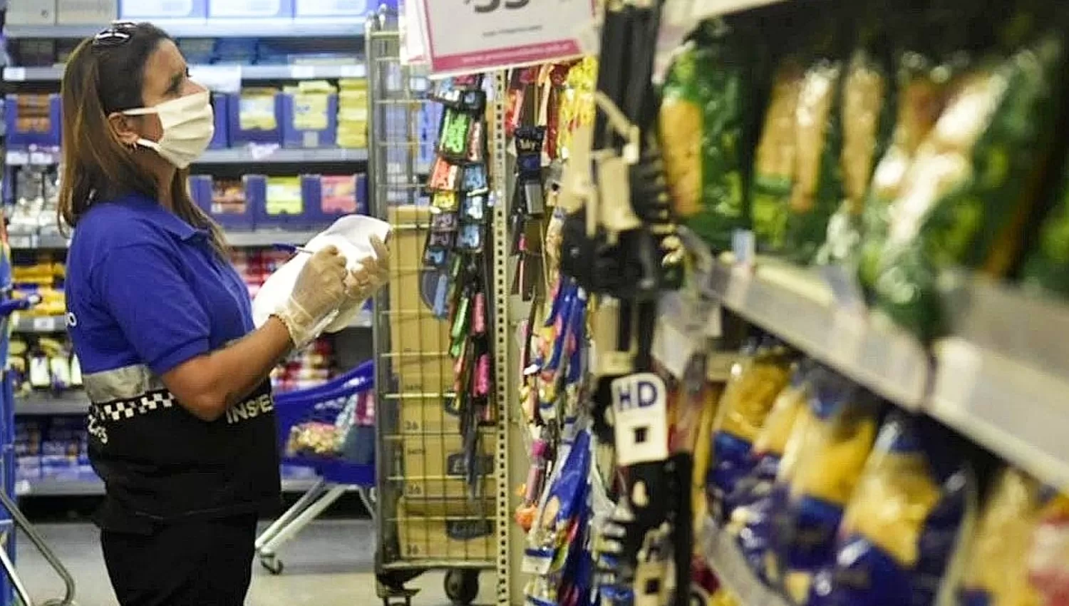 A LA CALLE. Los inspectores deberán recorrer supermercados y comercios barriales para fiscalizar el congelamiento de precios. FOTO TOMADA DE ELCRONISTA.COM 