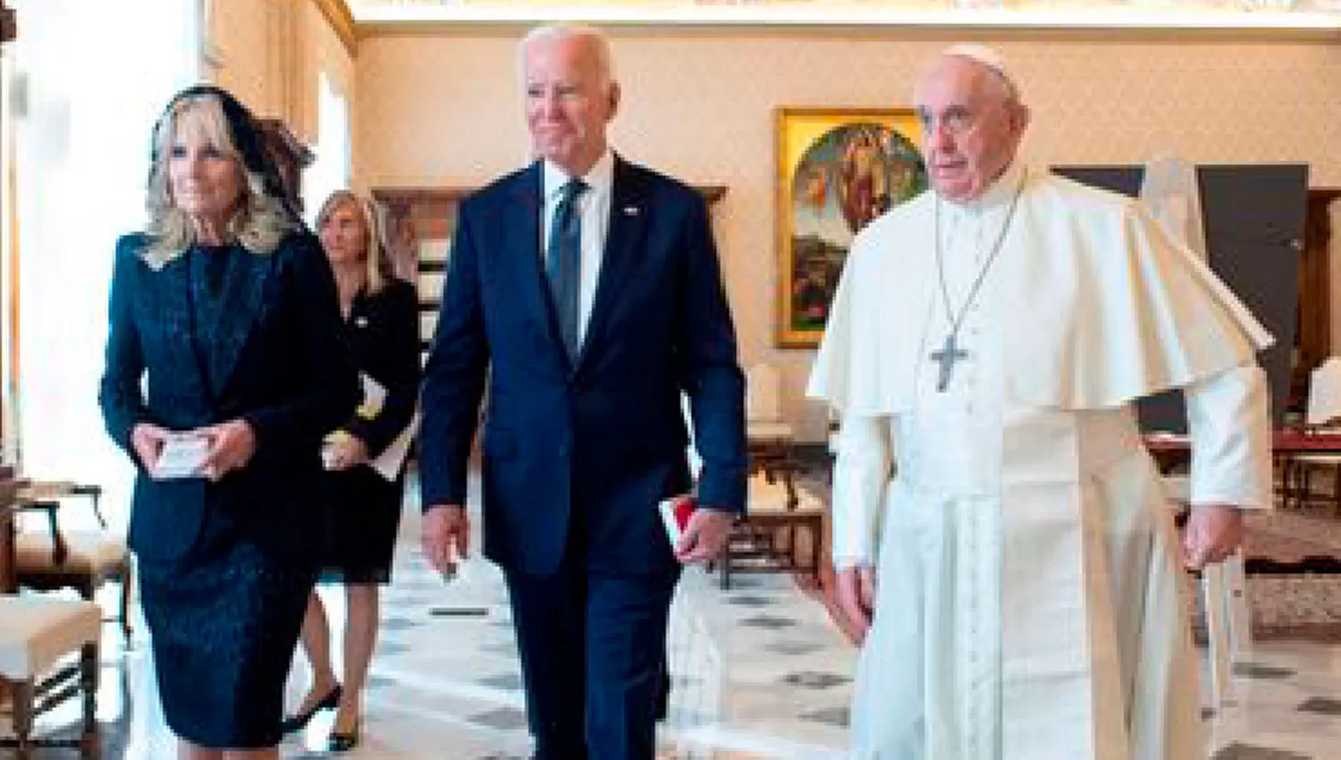 VISITA OFICIAL. Jill Biden, Joe Biden y el Papa durante el encuentro de esta mañana en el Vaticano.