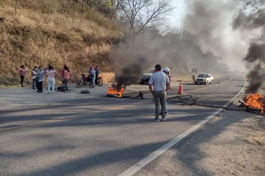 Corte de ruta en Raco.