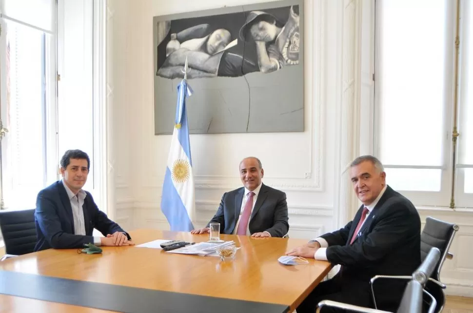 EN LA CASA ROSADA. Juan Manzur y Osvaldo Jaldo sonríen para la foto que se sacaron junto al ministro del Interior, Eduardo “Wado” de Pedro. Twitter@juanmanzurok
