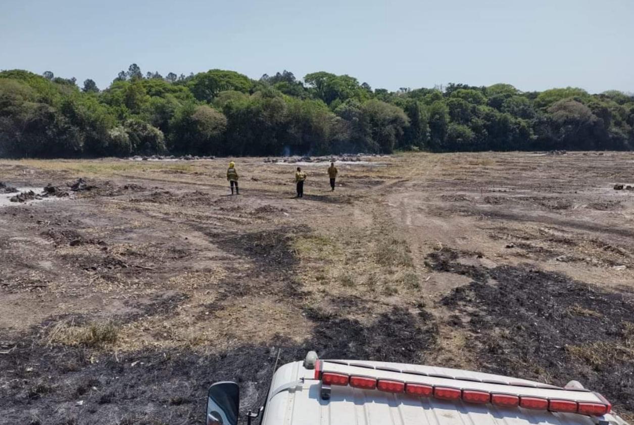 Bomberos de Yerba Buena controlaron un incendio en la zona baja de Villa Nougués