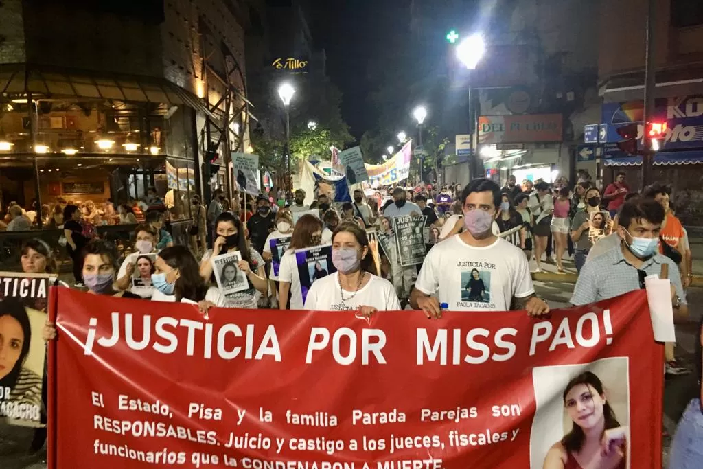 FEMICIDIO. Familiares y amigos de Paola Tacacho marcharon para exigir justicia. FOTO INÉS QUINTEROS ORIO / LA GACETA