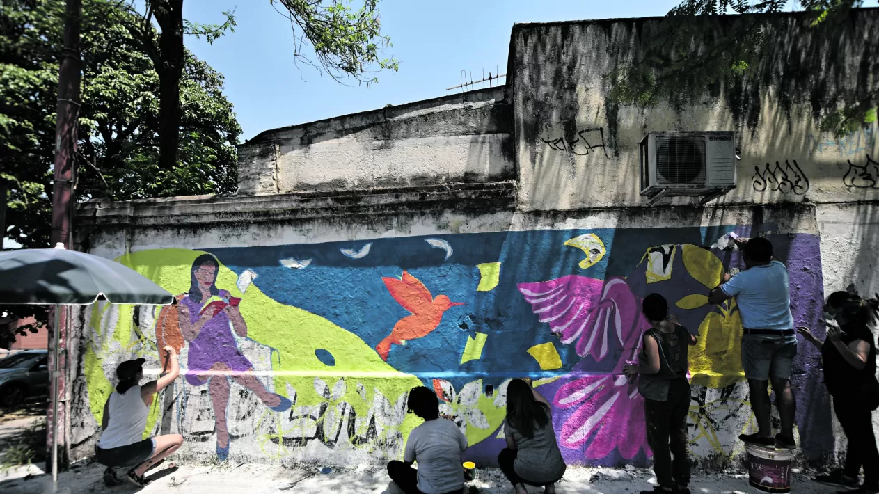 INMORTALIZADA EN LA CIUDAD. Un grupo de artistas tucumanas pintó un mural de Paola Tacacho en la esquina de Marco Avellaneda y San Juan.