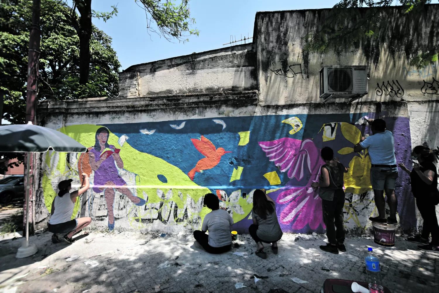 INMORTALIZADA EN LA CIUDAD. Un grupo de artistas tucumanas pintó un mural de Paola Tacacho en la esquina de Marco Avellaneda y San Juan.