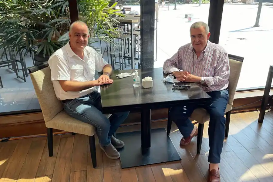 ACUERDO PERONISTA. El intendente Javier Noguera, junto al vicegobernador en ejercicio del PE, Osvaldo Jaldo.