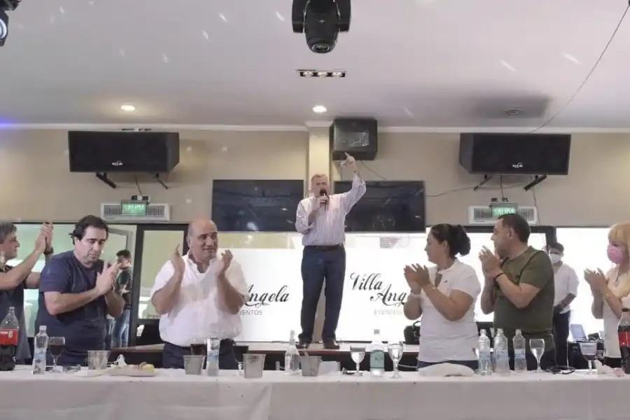 EN CAMPAÑA. Jaldo habla, ante dirigentes y candidatos del Frente de Todos. Foto: Prensa Gobernación