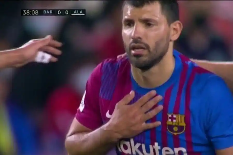 Kun Agüero tomándose el pecho en medio del partido