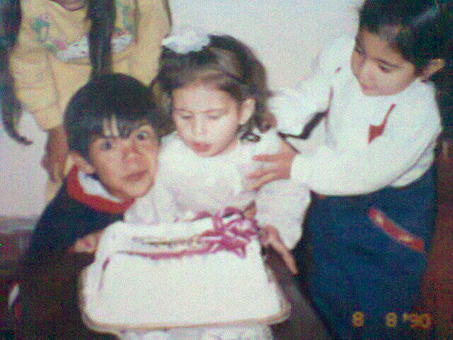 TRES PRIMOS Y DESEOS. Paola en 1990 con sus primos Nilda y Sebastián.