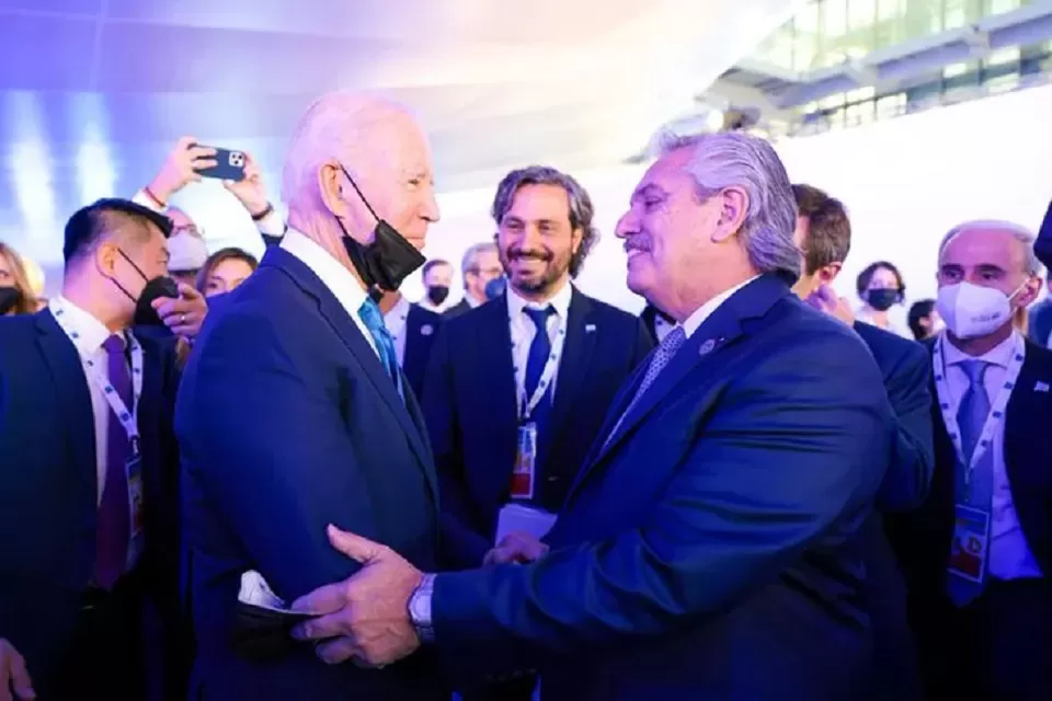 EN OCTUBRE. Joe Biden y Alberto Fernández tuvieron un breve diálogo durante los saludos protocolares de la Cumbre de de Líderes del G20, en Roma. 