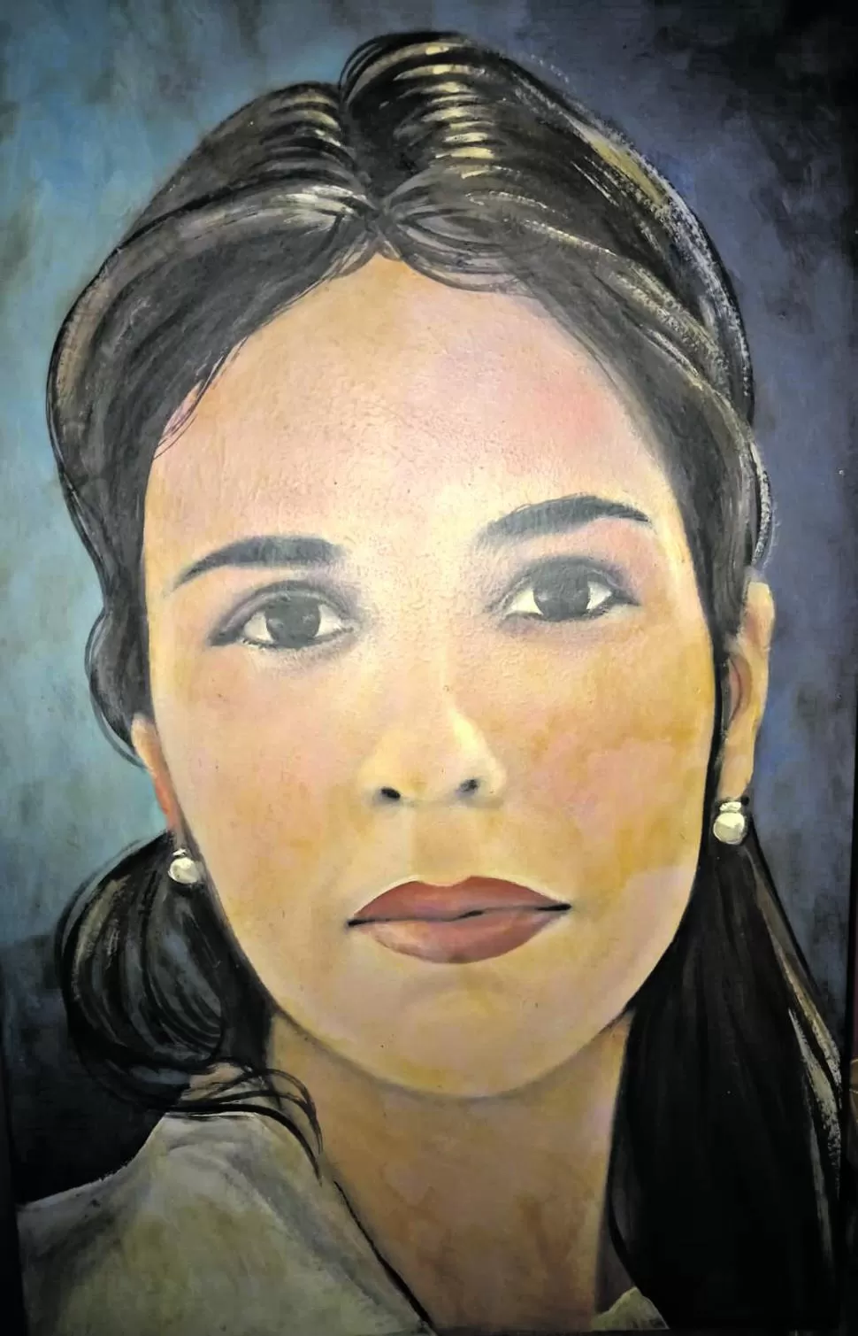 UN RETRATO. El artista taficeño Atilio Roberto pintó el rostro de Paola Tacacho. La obra está exhibida en el Colegio San Patricio, donde aquella daba clases de Inglés al momento del femicidio. 