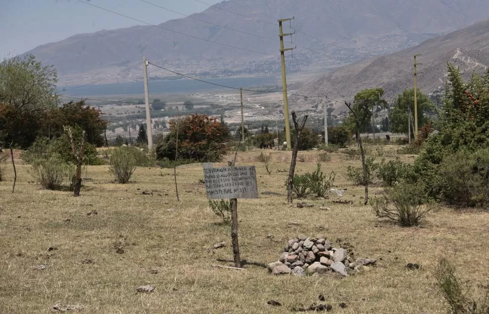 UN LETRERO Y UNA APACHETA. El cartel reivindica el terreno de La Quebradita como territorio de la comunidad Diaguita del Valle de Tafí. 