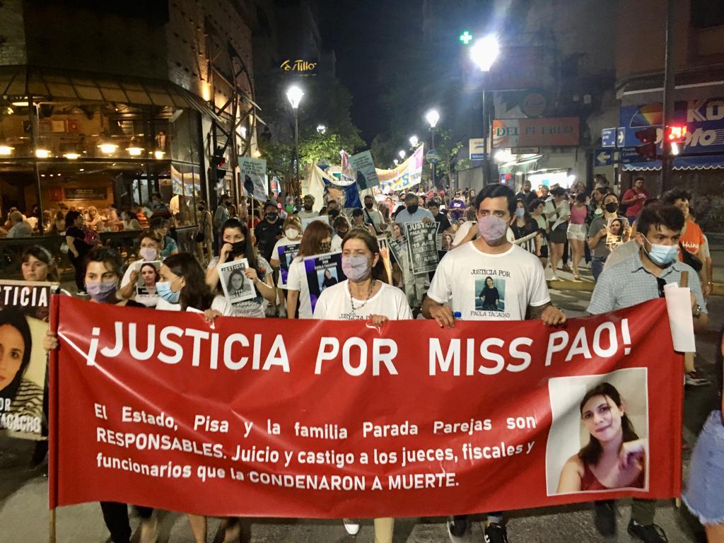 FEMICIDIO. Familiares y amigos de Paola Tacacho marcharon para exigir justicia. FOTO INÉS QUINTEROS ORIO / LA GACETA