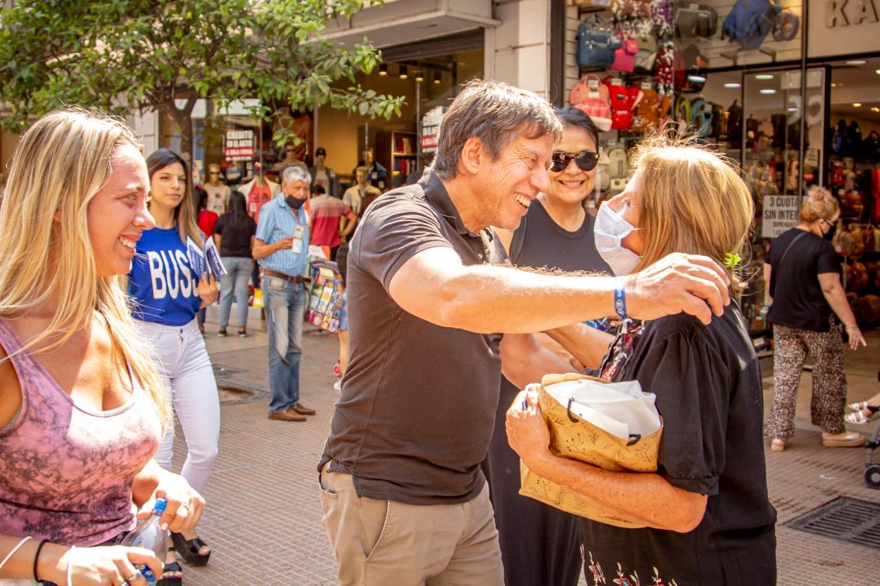 Ricardo y Josefina Bussi recorrieron la peatonal Muñecas de cara al 14 de noviembre