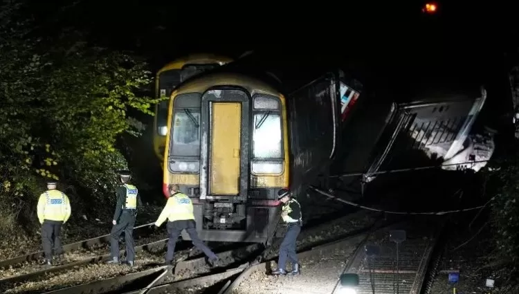 ACCIDENTE. Un choque de trenes al sur de Inglaterra deja una docena de heridos.