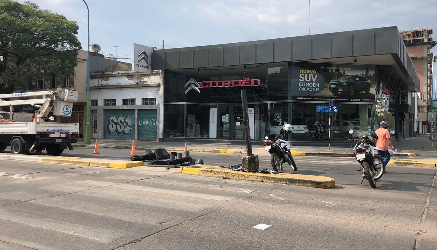 DESTRUIDO. El semáforo quedó tirado sobre la calle, en avenida Mate de Luna.