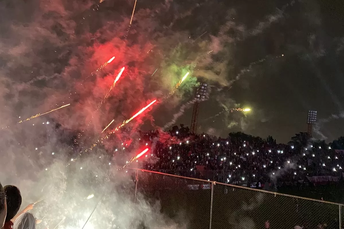 Una fiesta interminable en La Ciudadela: los hinchas siguieron festejando después del triunfo