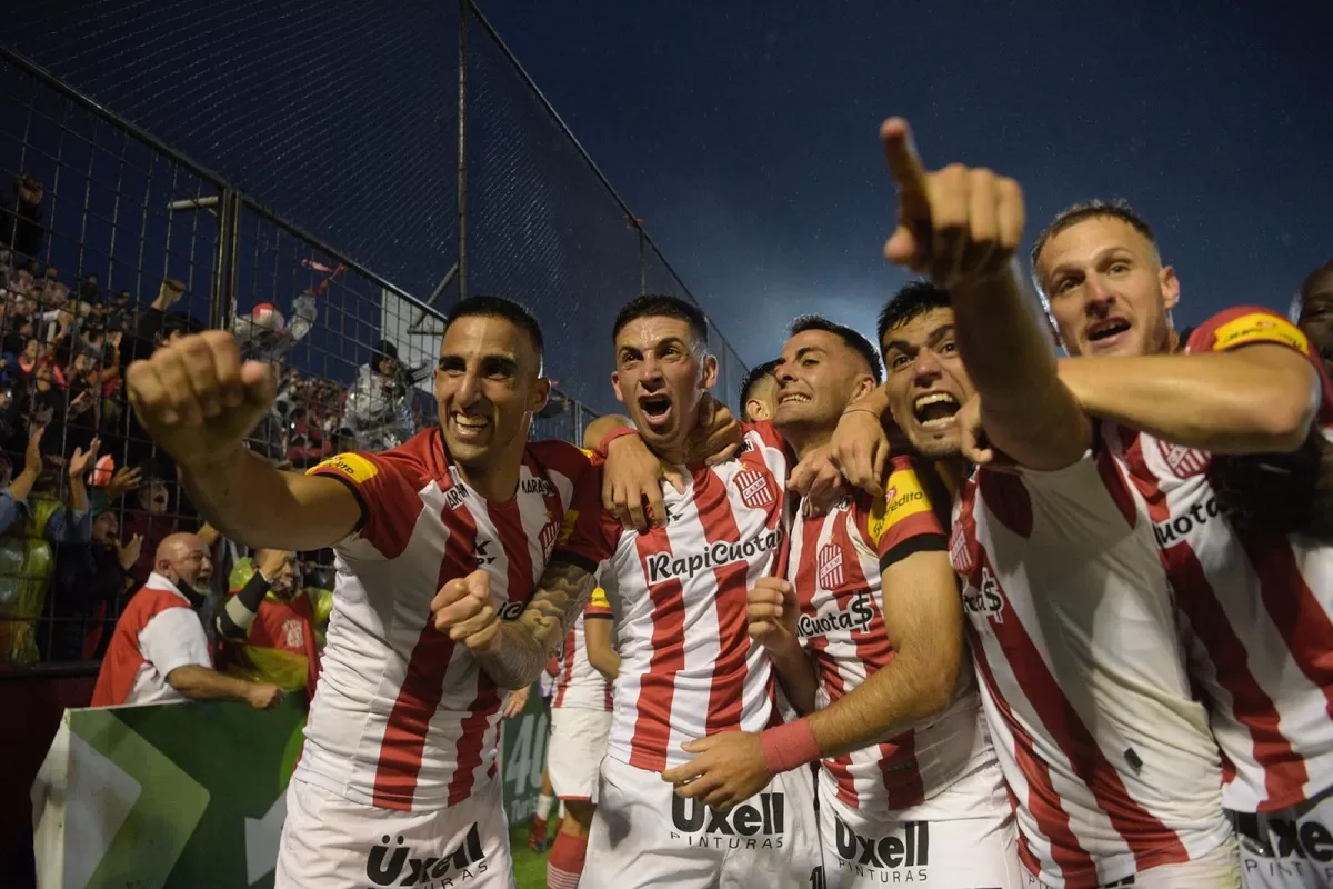 LOCURA TOTAL. Los jugadores festejaron con euforia el gol del triunfo. LA GACETA/FOTO DE FRANCO VERA