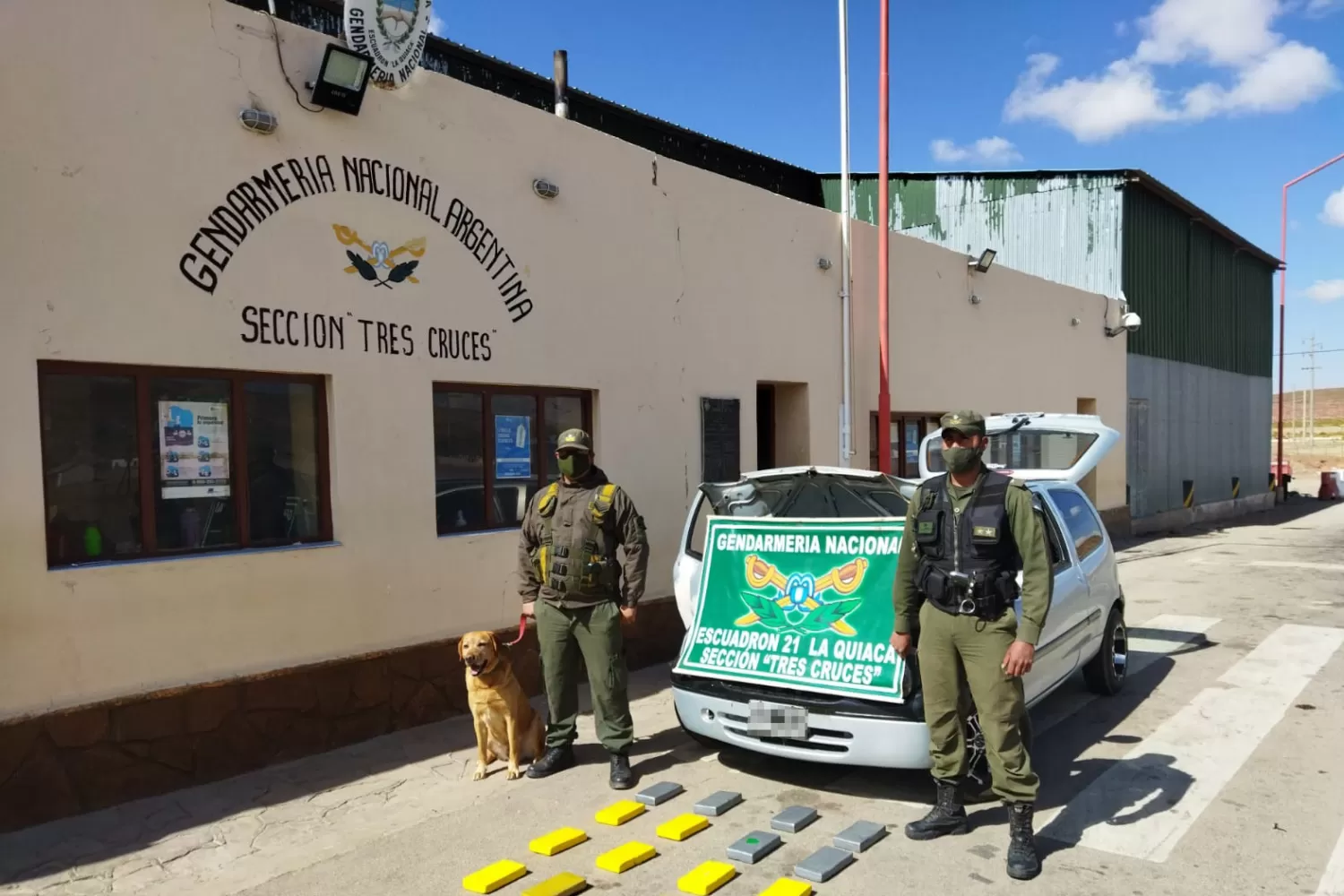 La Quiaja: encontraron 17 kilos de cocaína entre los paneles traseros de un auto