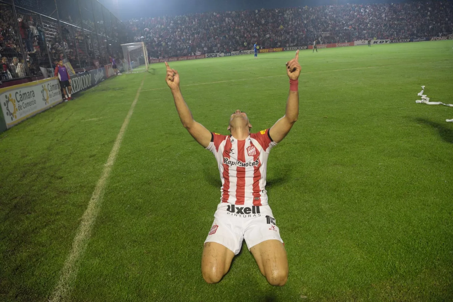 EL HÉROE. Ballini festeja el gol que le dio la punta a San Martín. LA GACETA/FOTO DE FRANCO VERA
