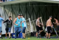 Barras de Gremio entraron a la cancha y destrozaron la cabina del VAR