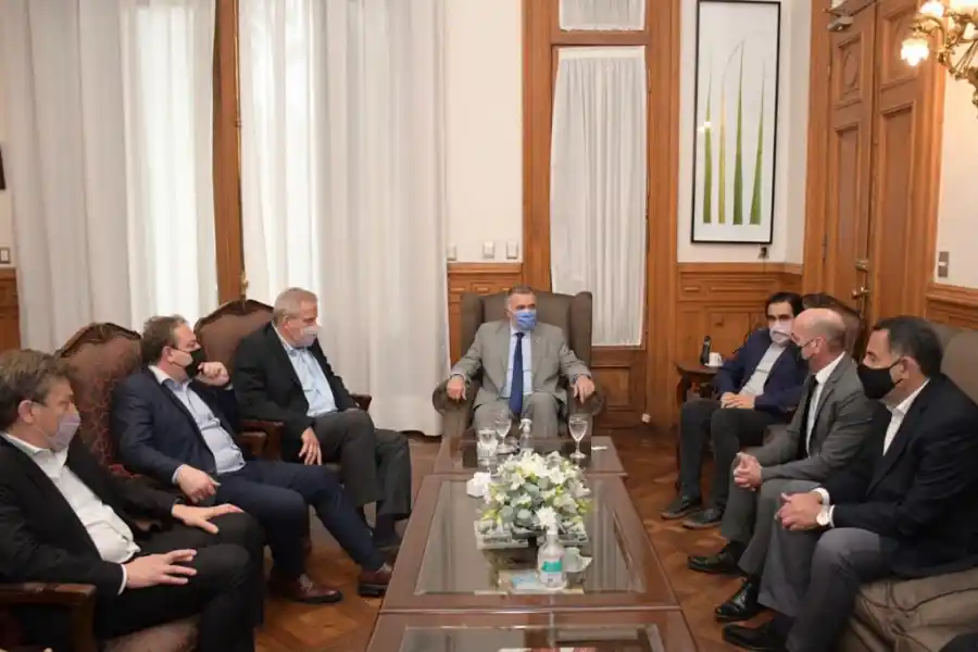 De la firma también participaron el vicegobernador Sergio Masilla; el ministro de Educación provincial, Juan Pablo Lichtmajer, la intendenta de Aguilares, Elia Fernández; los legisladores Adriana Najar y Regino Amado.