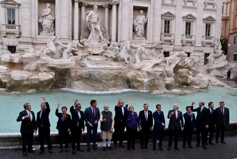 LA TRADICIÓN DICE QUE VUELVEN. Líderes del G20 arrojaron de espalda una moneda en la Fontana Di Trevi, en Roma, al concluir la cumbre. 