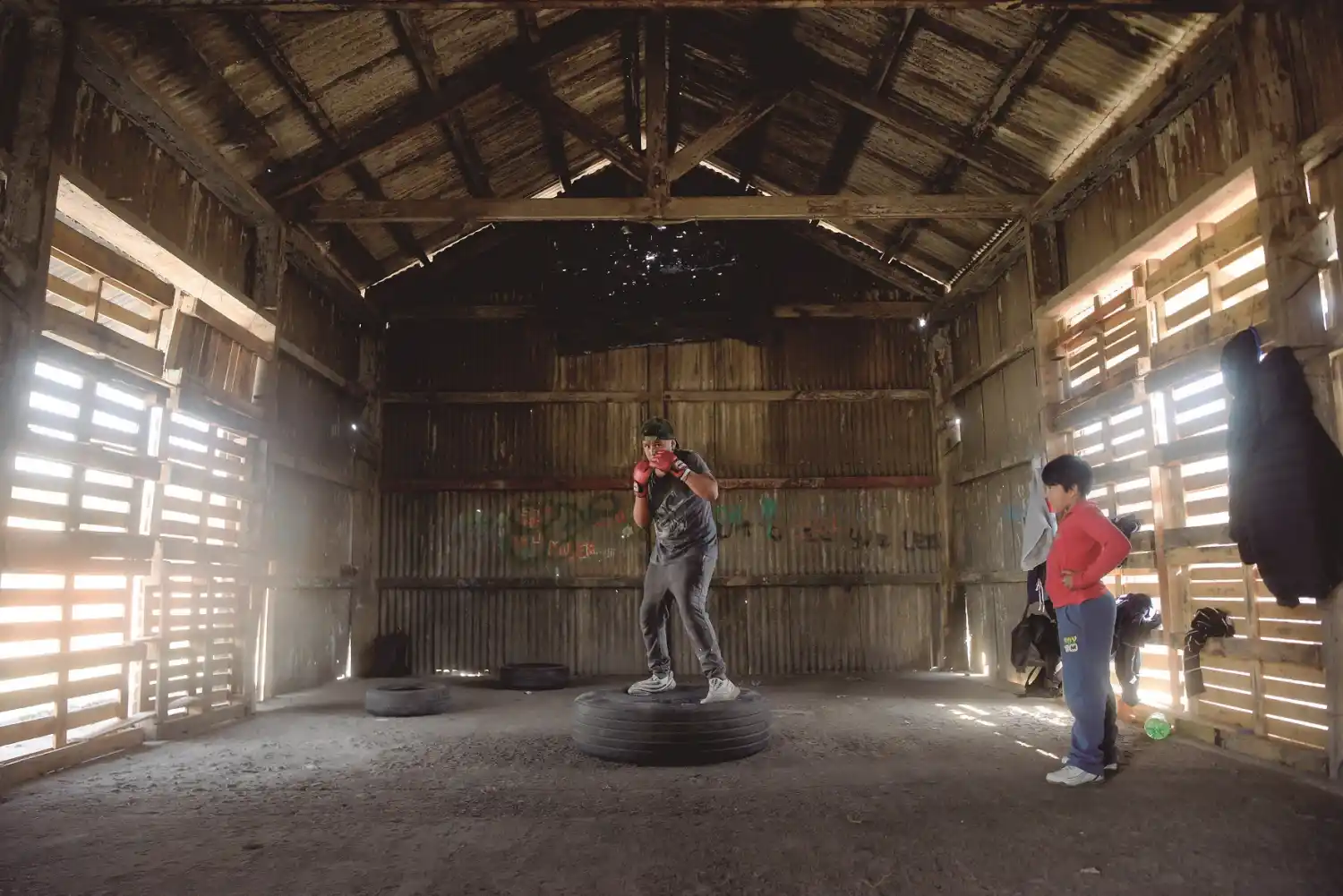 Un joven con guantines de entrenamiento repite incansablemente sus ejercicios, en Alderetes. Foto de Franco Vera