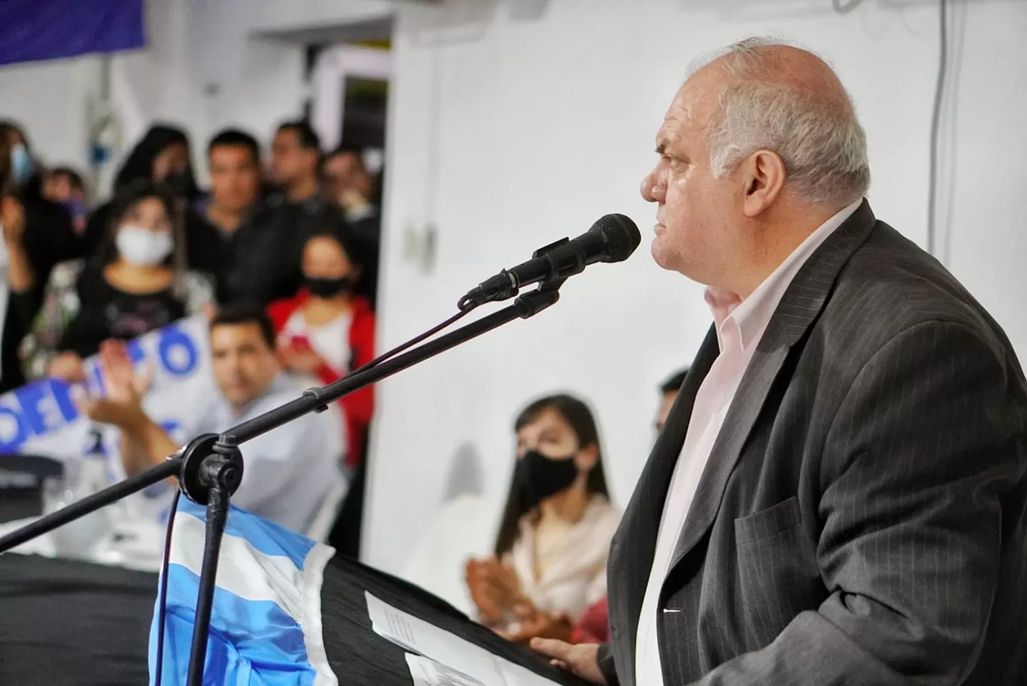 EN CAMPAÑA. El candidato a senador nacional, Federico Masso, dialoga con vecinos. Foto: Prensa FAT