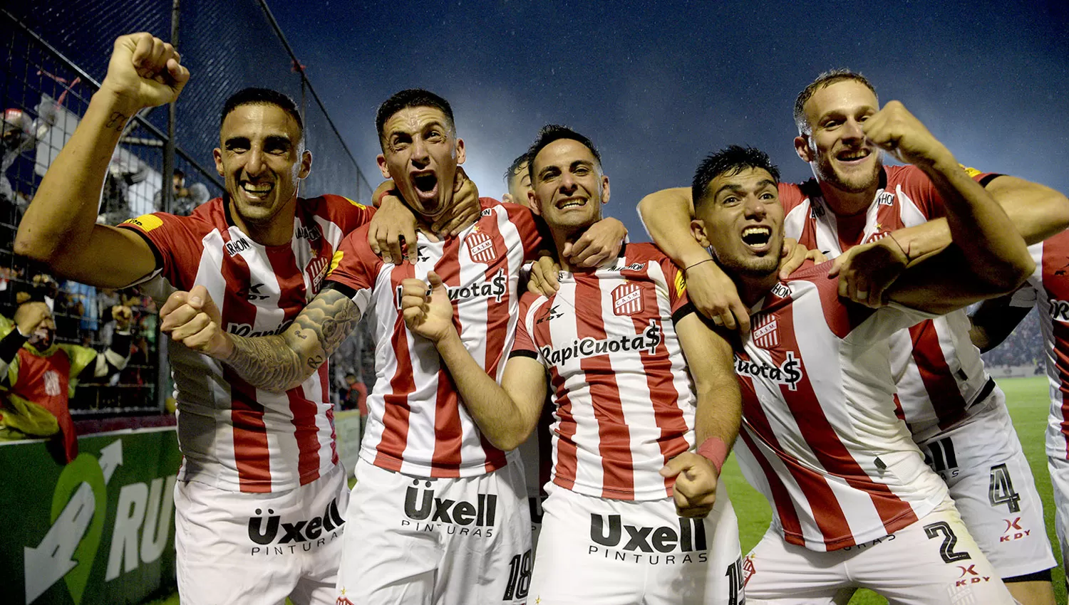 CONTENIDO. Pellerano, González, Lopes y Sansotre celebran junto a Ballini (centro) el gol de la victoria.