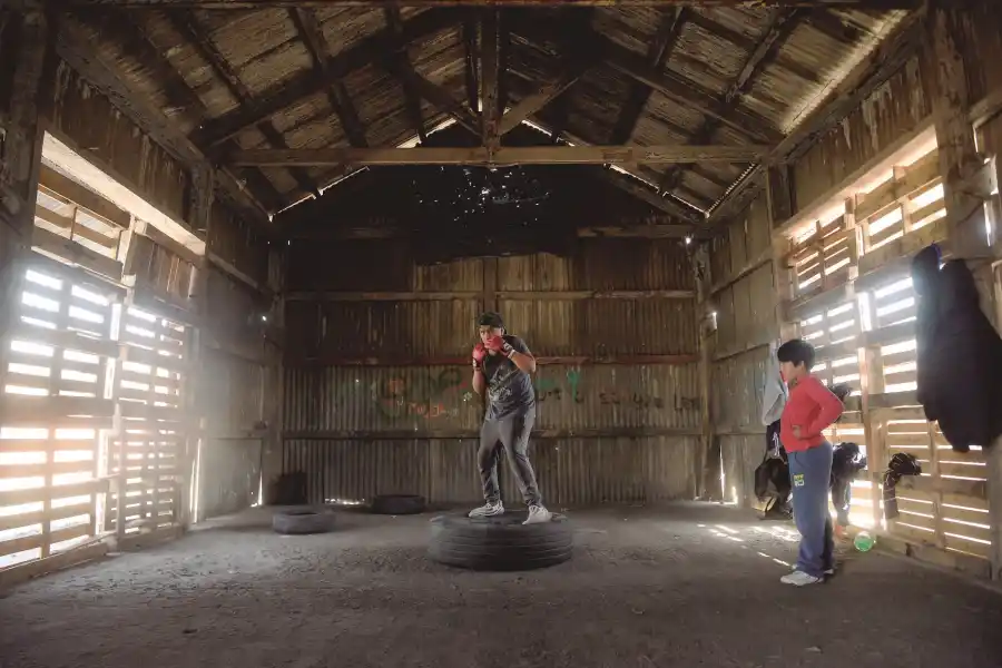 Un joven con guantines de entrenamiento repite incansablemente sus ejercicios, en Alderetes. Foto de Franco Vera