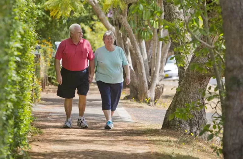 EJERCICIO BÁSICO. Se recomiendan 45 minutos de caminatas día por medio para los adultos mayores.  