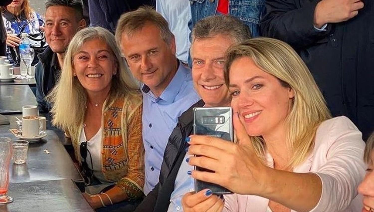 EN EL BAR. Macri posa para una foto tomada por la candidata a senadora Carolina Losada y el candidato a diputado Mario Barletta., 
