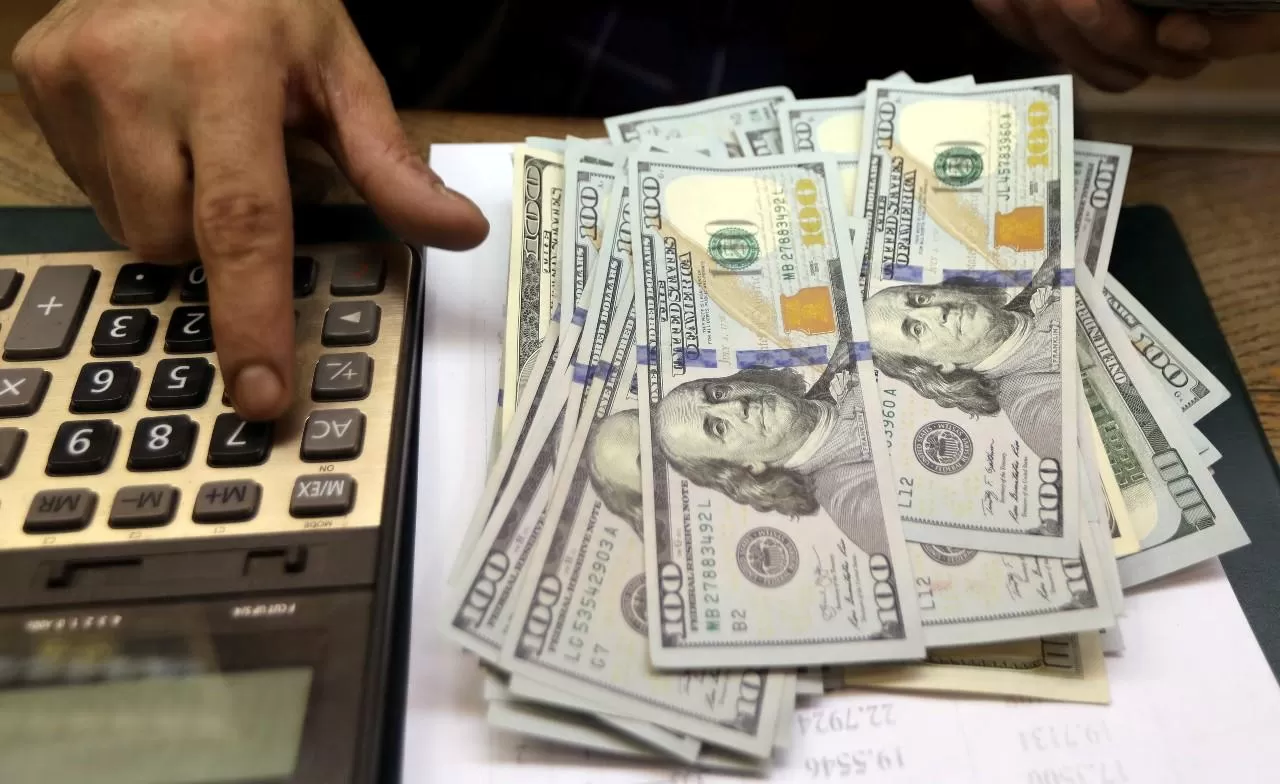 El dólar se negocia en $ 199 luego de marcar un nuevo récord histórico