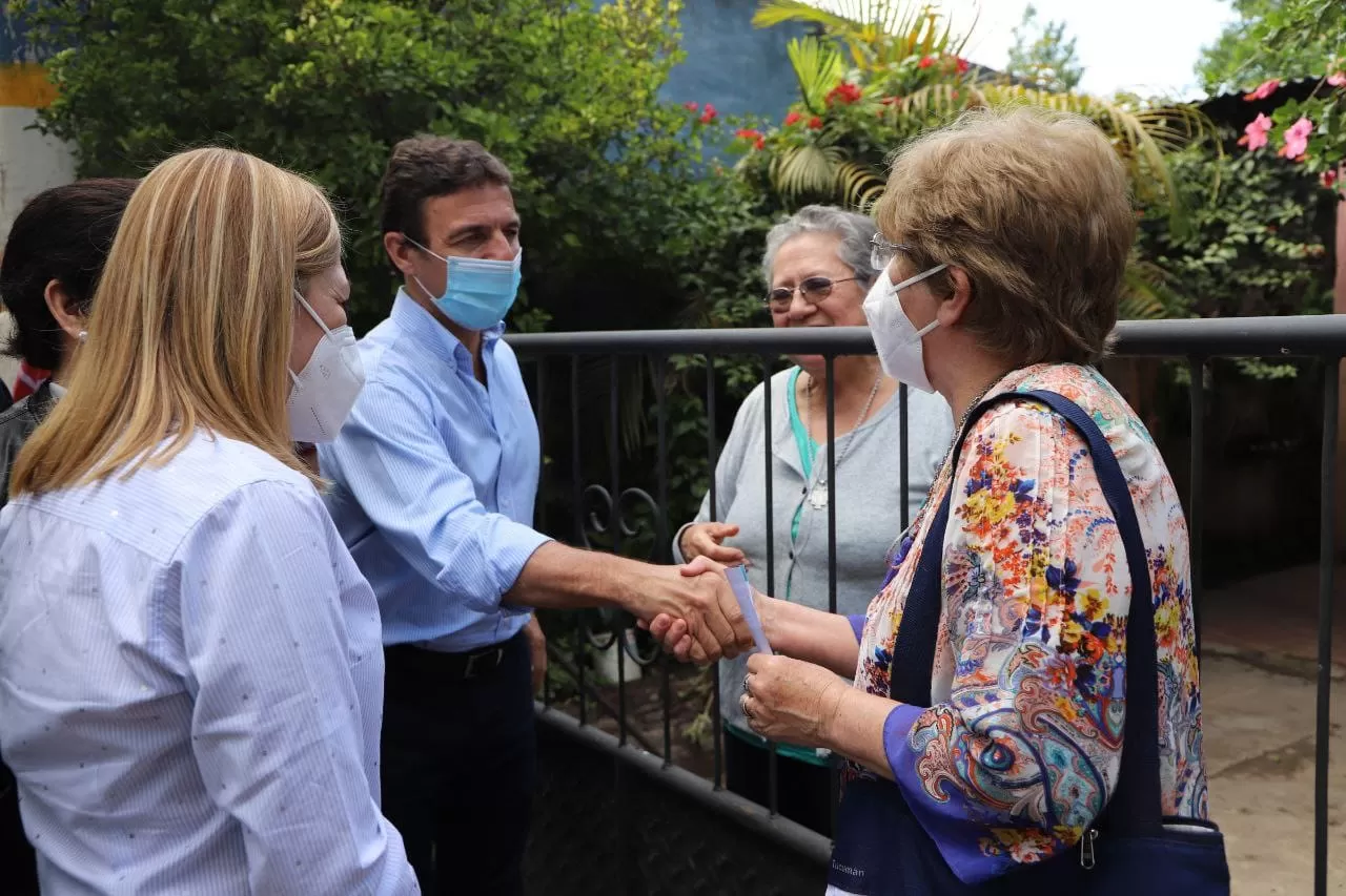 EN CAMPAÑA. Roberto Sánchez y Beatriz Ávila, candidatos de Juntos por el Cambio, dialogan con una vecina. Foto: Prensa JxC-Tucumán