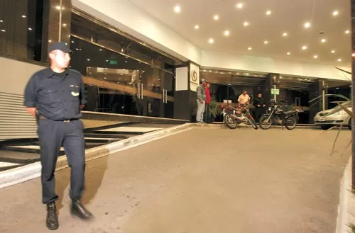 BIEN CUSTODIADO. Un policía impide el ingreso de curiosos y periodistas al hotel donde Amín asesinó a su esposa. 