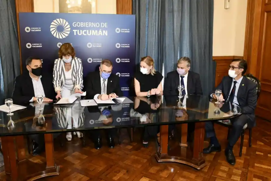 FIRMA DEL ACUERDO. Autoridades provinciales y del Correo ultiman detalles para hacer refacciones. 