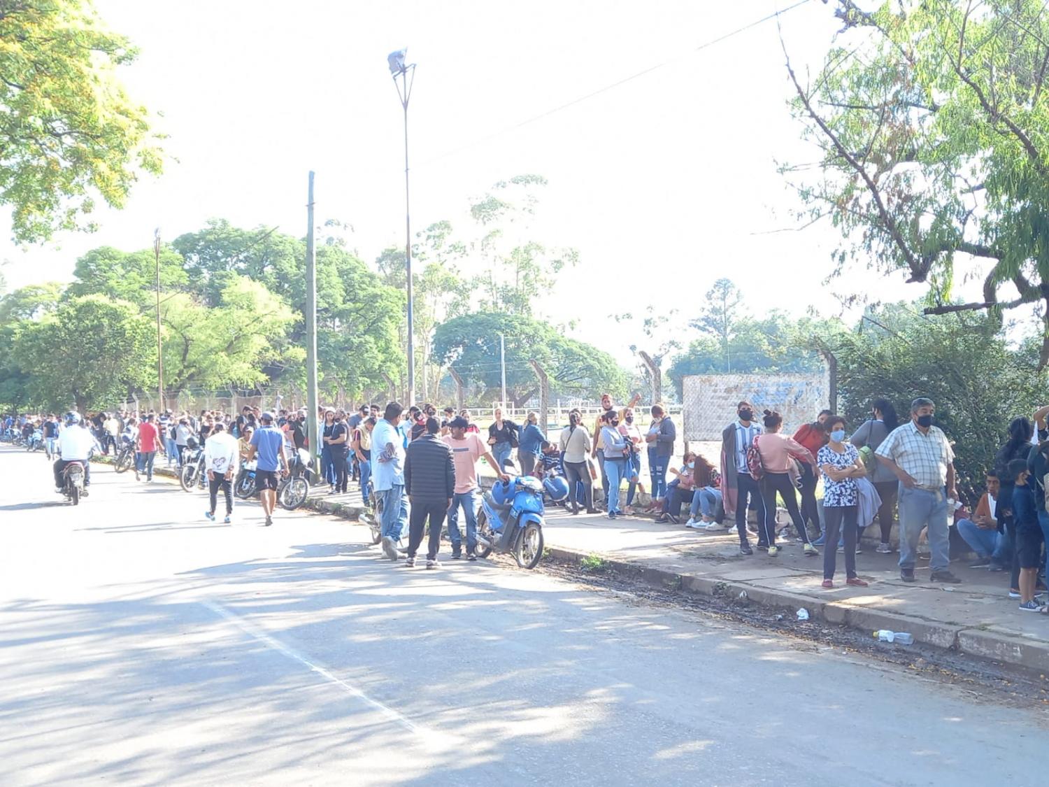 EN EL HIPÓDROMO. Beneficiarios aguardan para percibir el subsidio de $ 5.000. Foto: Analía Jaramillo / LA GACETA