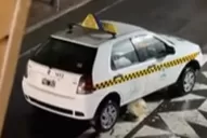 ¡Otra vez! Un taxi terminó subido a un bolardo a metros de la plaza Independencia