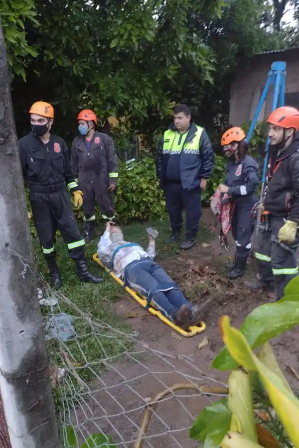 Rescatan a un hombre de 76 años que cayó en un pozo ciego en Yerba Buena