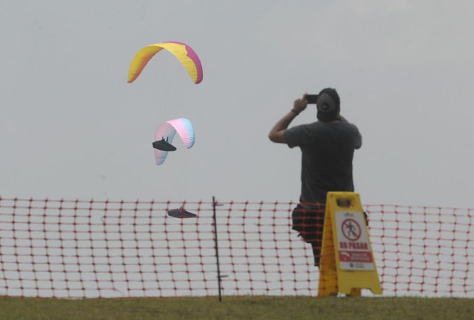 UN RECUERDO. Los acompañantes de los distintos participantes, capturaron el momento en que los diferentes parapentes vuelan sobre suelo tucumano. 