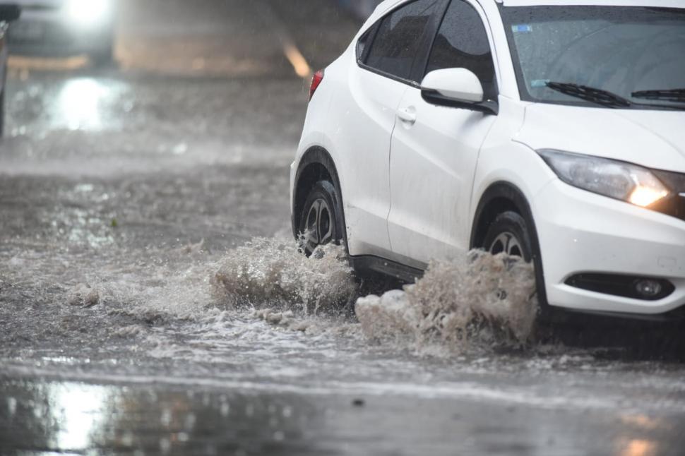 RIESGO POR LOS BACHES. Las calles se llenaron de agua rápidamente.