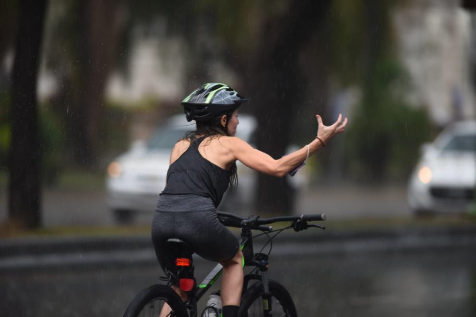 ¿RENIEGA O DISFRUTA? La ciclista recibió el agua con gesto ambiguo.