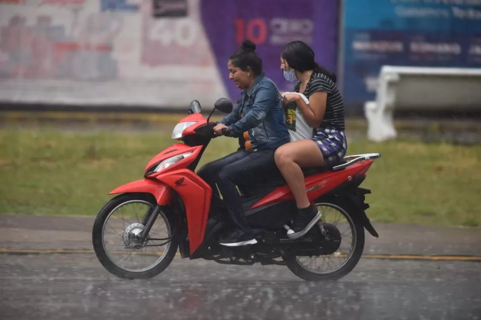 EMPAPADAS. Pese a la lluvia, las motociclistas siguen su camino.