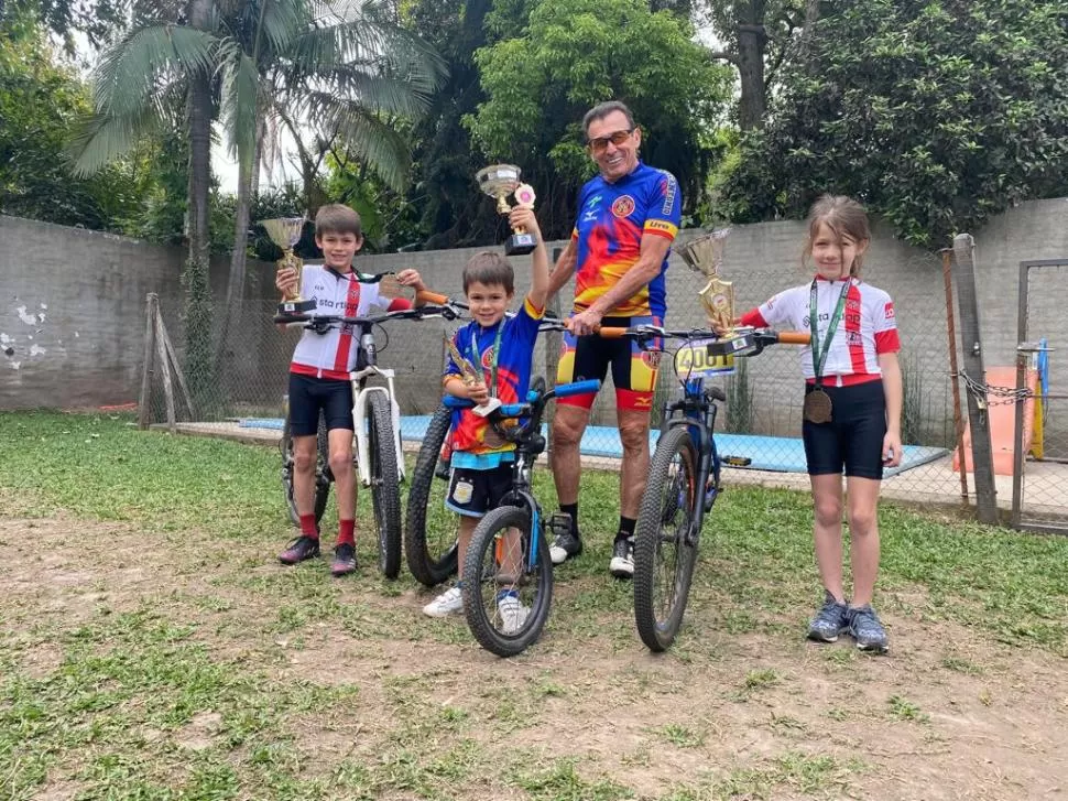 CON LOS TROFEOS. Hugo Marcantonio junto con sus nietos Simón y Matilda Domián Marcantonio, que fueron campeones. En el centro, Valentín (4) también está dando sus primeros pasos en el mountain bike. 