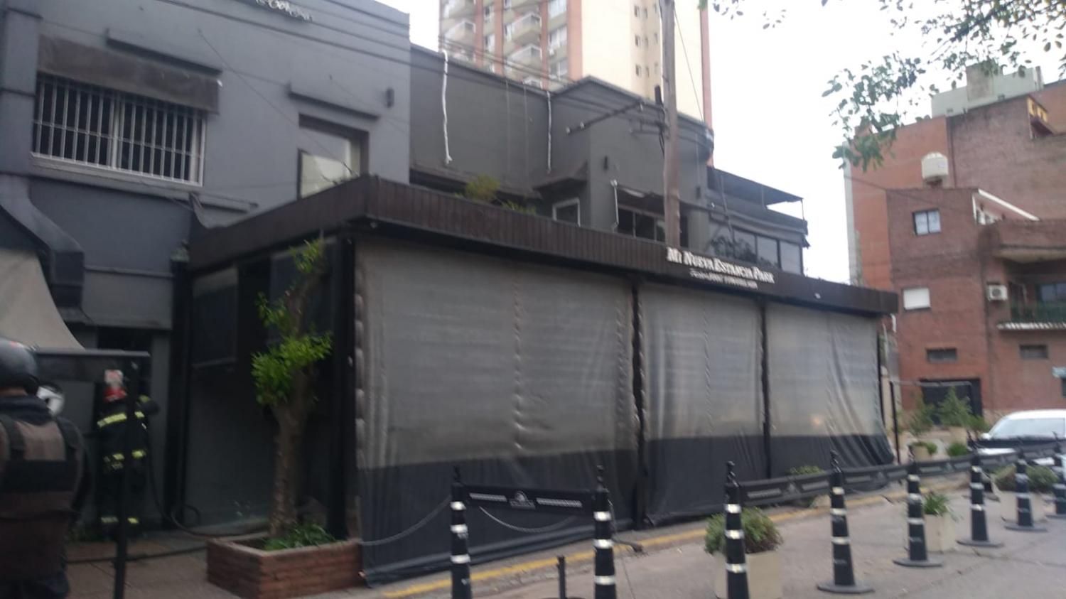 Los bomberos sofocaron un incendio en una parrillada, frente al parque 9 de Julio