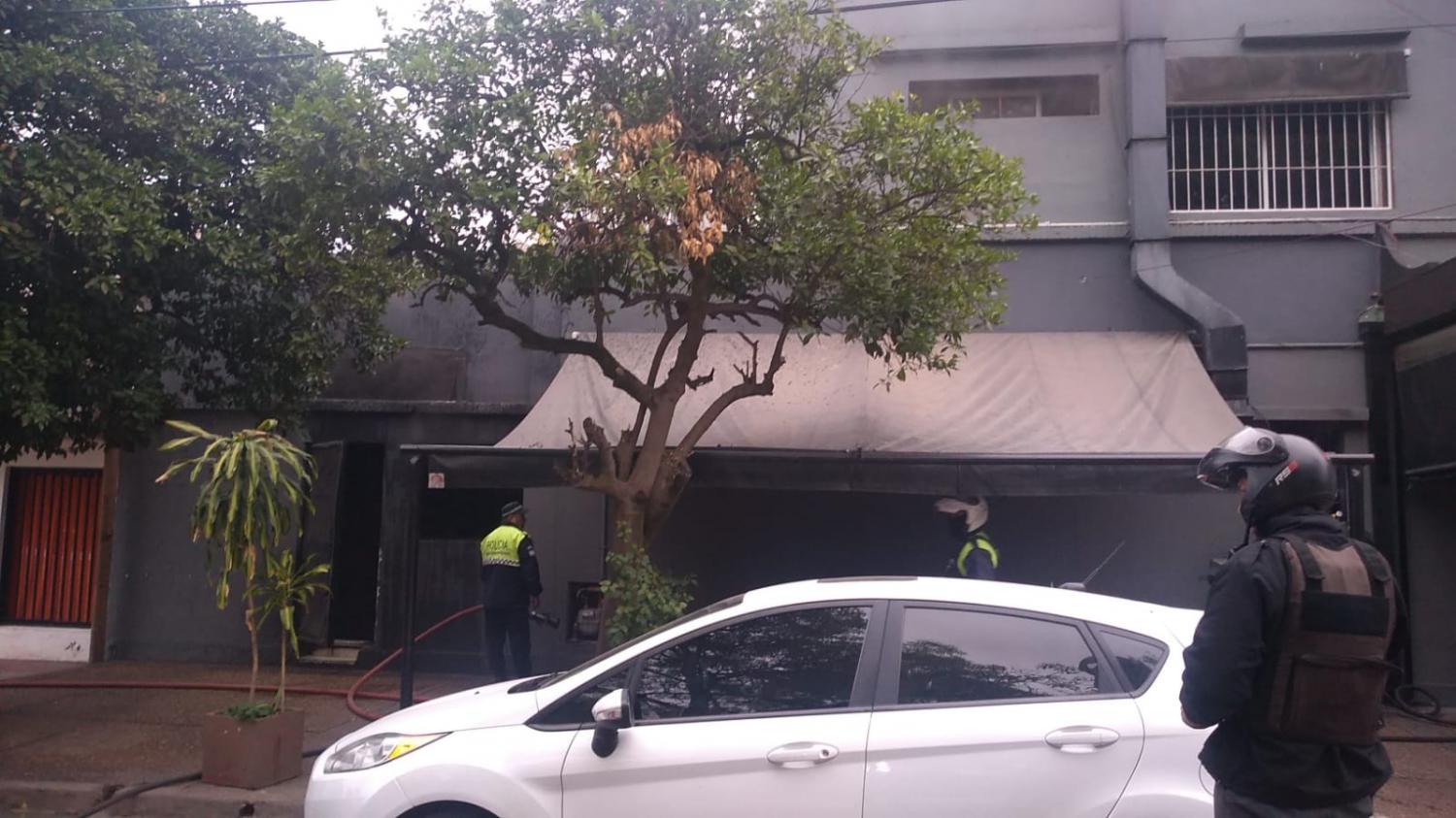 Los bomberos sofocaron un incendio en una parrillada, frente al parque 9 de Julio