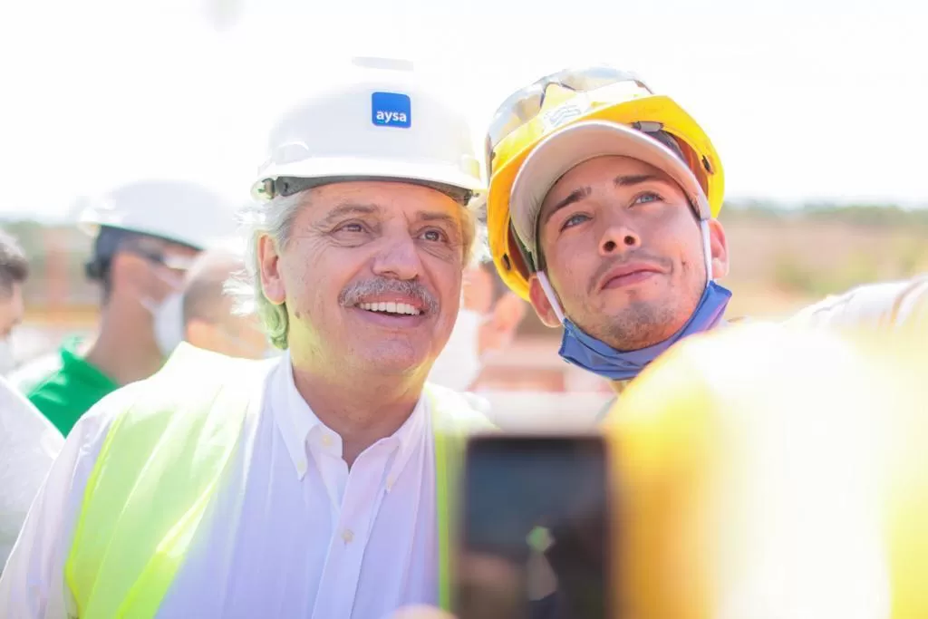EN CAMPAÑA. El presidente Alberto Fernández junto a un trabajador, en Quilmes. Foto: Presidencia de la Nación