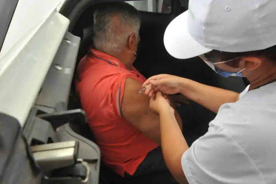 PROTEGIDOS. Los adultos mayores serán vacunados desde el lunes. 