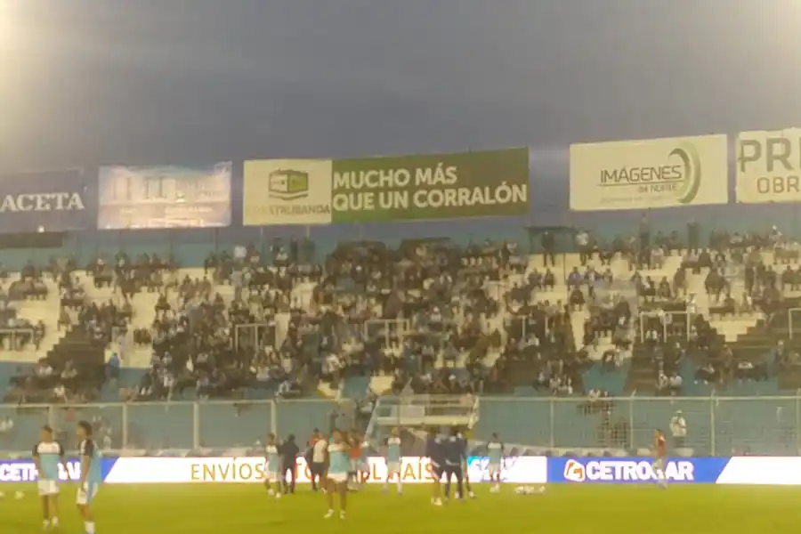 Los jugadores de Atlético, en el campo de juego antes del encuentro. LA GACETA / FRANCO VERA